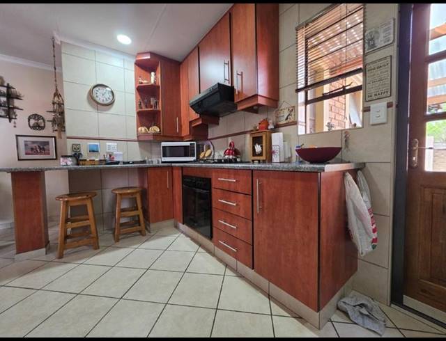 3 BEDROOM SIMPLEX FOR SALE IN LAMBTON